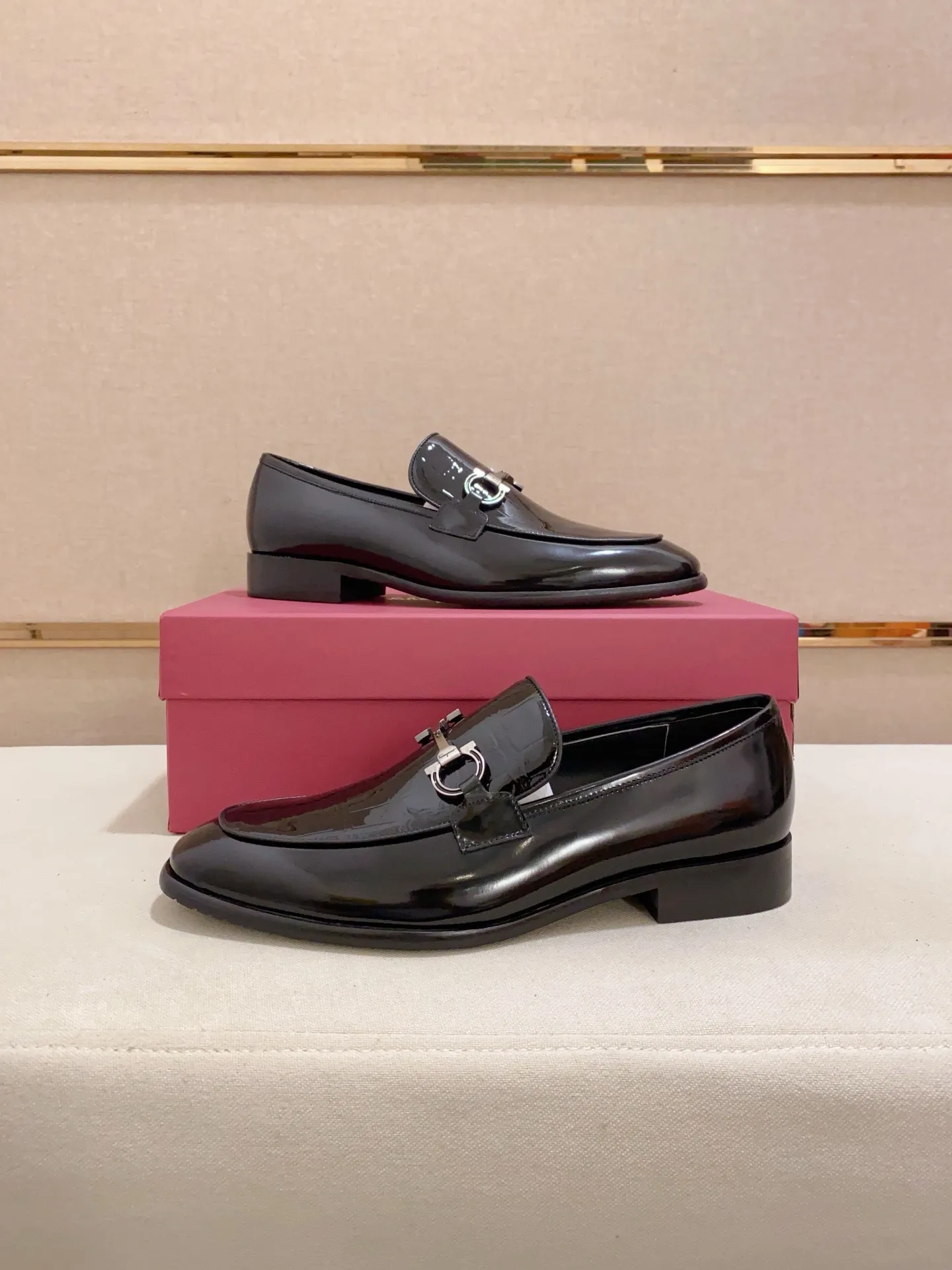 Men's shoes💰: 520💰 High version Ferragamo quality! 🆕🆕Exclusive hot-selling products in stock🔥🔥New products on the shelves, high-quality shoes, high-end driving shoes, with complete packaging! 💪 💪 Material: imported patented cowhide 🐂 + imported high-quality water-dyed cowhide lining + wear-resistant outsole 👍🏻👍🏻 Features: high-end and comfortable, purely handmade 🚀 🚀 Create the perfect shoes that suit you best 🔥 🔥 Size: (38-44) Can be customized 45 non-returnable!